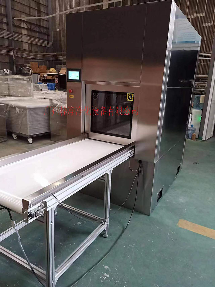 輸送帶傳遞窗還可吹淋被傳遞物品的表面，防止物品可能攜帶塵埃進入潔凈室。