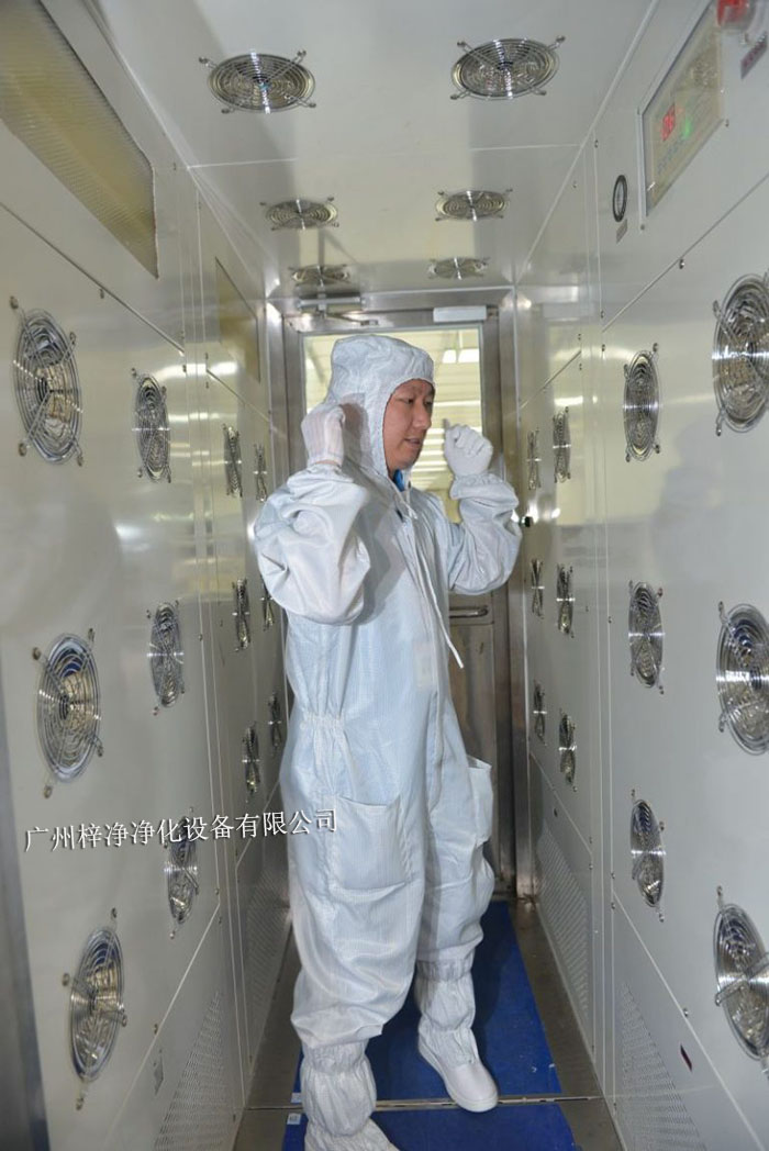 風(fēng)淋室不僅可以為工作人員提供清潔的空氣環(huán)境，還可以對(duì)物料進(jìn)行凈化處理。