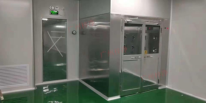 雙開門全不銹鋼風淋通道在各個行業的應用中，都展現了其卓越的性能和設計理念