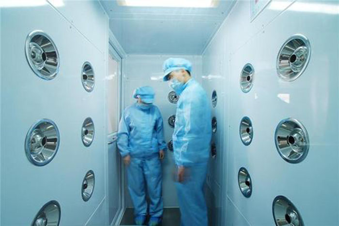 進入風淋室前，應佩戴專用鞋套和帽子，鞋套應與地面接觸面完全覆蓋，帽子則應能覆蓋頭發，防止頭發飛揚。